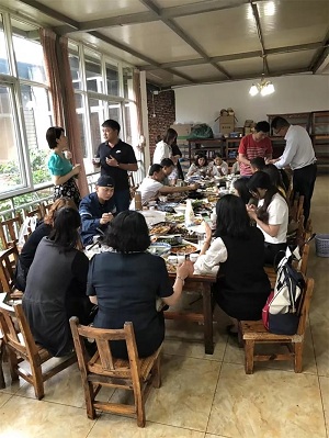 趙同學的安排下，大家一起進行了晚宴