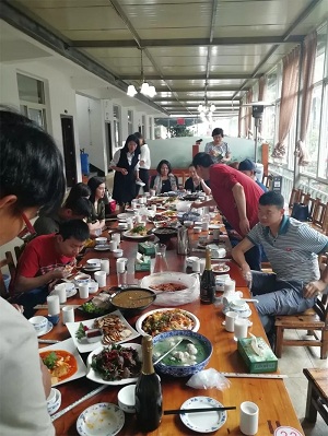 趙同學的安排下，大家一起進行了晚宴